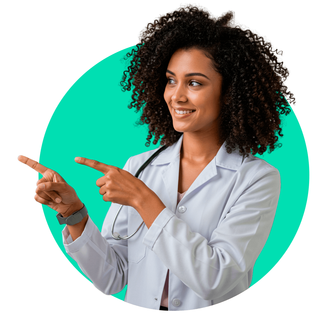 Médico sorrindo e mostrando satisfação com a solução VOXMED, que permite focar mais no paciente.